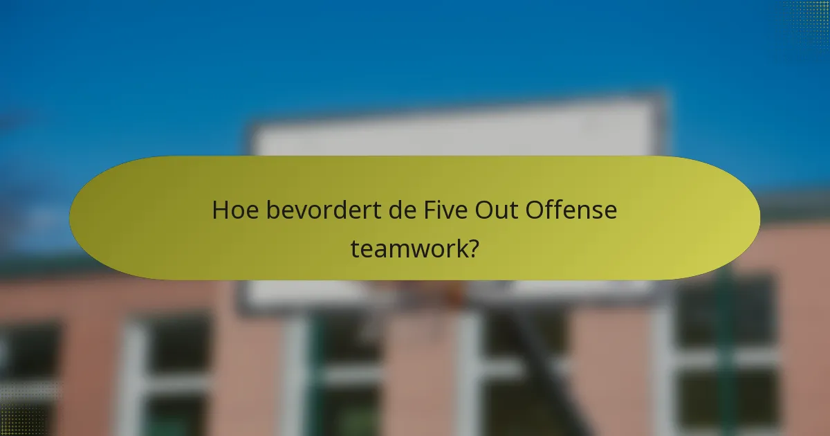 Hoe bevordert de Five Out Offense teamwork?