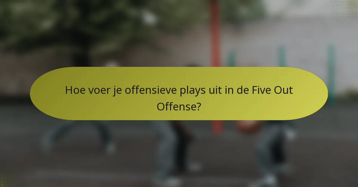 Hoe voer je offensieve plays uit in de Five Out Offense?